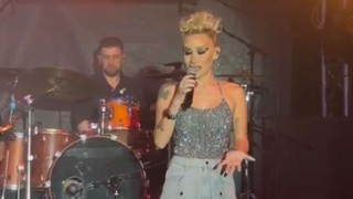 İrem Derici Sahnede Ferdi Tayfur’u Andı