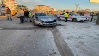İş makinesi taşıyan kamyon otomobille çarpıştı: Kaza anı kameraya yansıdı