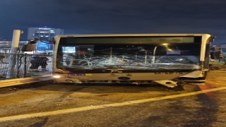 İstanbul Zincirlikuyuda park halindeki metrobüs kayarak 5 araca çarptı