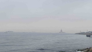 İstanbulda Kız Kulesi sise gömüldü