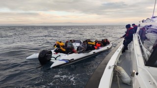 İzmir açıklarında 32 göçmen ve 1 göçmen kaçakçısı yakalandı