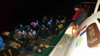 İzmir açıklarında ölüme sürüklenen 40 göçmen kurtarıldı