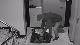 İzmirde apartmanlara girip beğendiği ayakkabıları valize koyan hırsız yakalandı