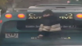 İzmirde çekici kasasında çocuk taşıyan sürücü yakalandı