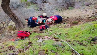 İzmirde düştüğü dik yamaçta mahsur kalan vatandaşı itfaiye kurtardı
