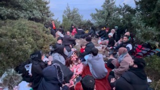 İzmirde Sahil Güvenlikten göçmen mesaisi: Karada yakaladı, denizden kurtardı