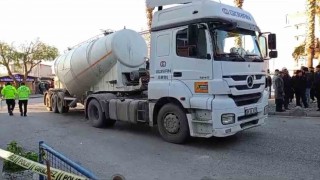 İzmirde tırın çarptığı 2 kadın hayatını kaybetti