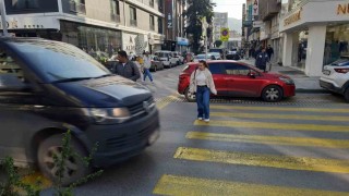 İzmirde yaya geçidindeki vatandaşlara yol vermeyen sürücüler kamerada