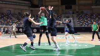 İzmitin kadın basketbolcuları rotayı Nesibe Aydın maçına çevirdi