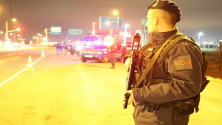 Jandarma, uzun namlulu silahlarla yol kontrolünde