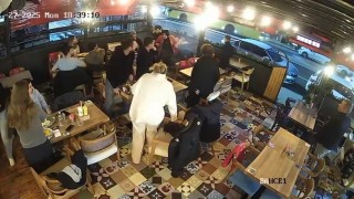 Kadıköyde seyir halindeki araçtan restorana torpil atıldı