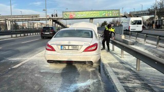 Kağıthanede alevler içinde kalan araca vatandaşlar müdahale etti
