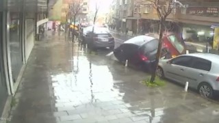 Kağıthanede tümsekten geçerken araçlara çarpan otomobil ortalığı birbirine kattı: O anlar kamerada