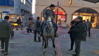 Kalabalık caddeye atla giren şahsa polis engeli