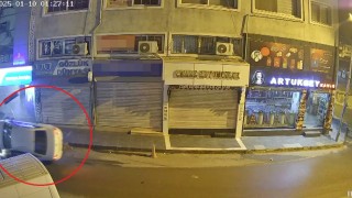 Kaldırıma çıkan otomobilin direğe çarparak yan döndüğü kaza kamerada