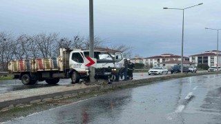 Kamyonet aydınlatma direğine çarptı: 2 yaralı