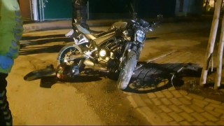 Kamyonete çarpan motosiklet sürücüsü yaralandı