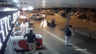 Kamyonetin çarptığı otomobili iş yerine girmekten demir dubalar kurtardı