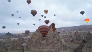 Kapadokyada turistler yılın ilk güneşinin doğuşunu sıcak hava balonlarında izledi
