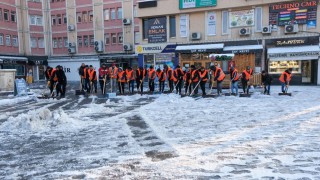 Kar yağışının etkili olduğu Erzincanda kar küreme çalışmaları sürdürülüyor