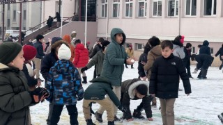 Kar yağışının etkili olduğu Erzincanda okullarda kartopu şenliği yaşandı