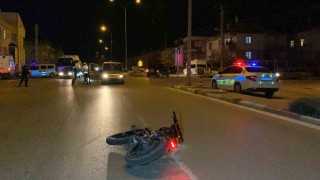 Karamanda hafif ticari araç elektrikli bisiklete çarptı: 2 yaralı