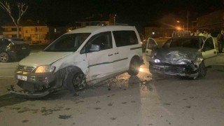 Karamanda hafif ticari araçla otomobil çarpıştı: 3 yaralı
