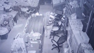Karamanda hırsız girdiği iş yerinin kameralarını da çaldı