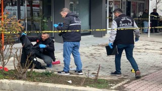 Karamanda kaldırımda beklerken silahlı saldırıya uğrayan şahıs öldü