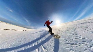 Karla kaplı Sis Dağında snowboard keyfi