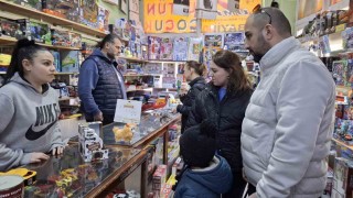 Karnelerini alan çocuklara ailelerden oyuncak hediyesi