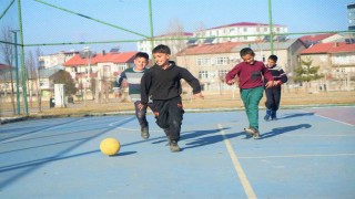 Karnesini alan çocuklar parkta güneşin tadını çıkardı