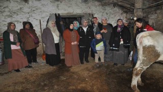 Karsta kadınlar sağlıklı sağım tekniklerini öğreniyor