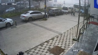 Kartalda kuaföre dalan minibüsün kaza anı güvenlik kamerasına yansıdı