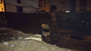 Kartalda toprak kayması nedeniyle otomobil inşaat temeline düştü