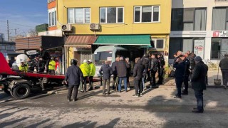 Kartalda yolcu minibüsü kuaföre girdi: 3 yaralı