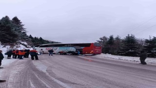 Kartalkaya yolunda kontrolden çıkan yolcu otobüsü yolu kapattı