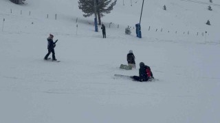 Kartalkayada otel faciasının ardından tatilciler kayak yapmaya devam etti