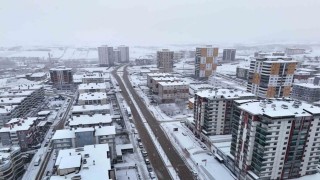 Kastamonuda kar yağışı şehir merkezini beyaza bürüdü