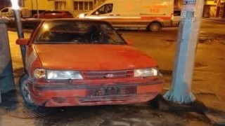 Kavşakta otomobiller çarpıştı, 2 kişi yaralandı