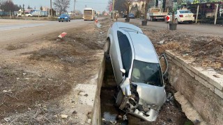 Kayganlaşan yoldan çıkan araç kanala uçtu