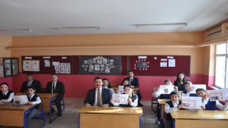 Kaymakam Demirtaş öğrencilerin karne sevincine ortak oldu
