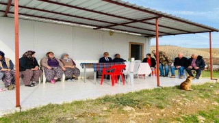 Kaymakam Güngör mahalle sakinlerinin sorunlarını dinliyor