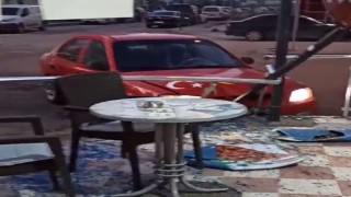 Kaza yapan araç çiğköfte dükkanının korkuluklarına girdi: Kaza anı kamerada
