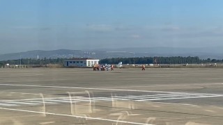 Kaza yapan uçak pisten kaldırılıyor