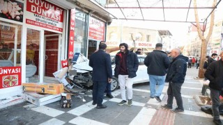 Kaza yaparak savrulan otomobilin çarptığı baba ve oğlu yaralandı