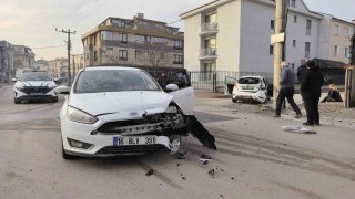 Kazada aracında hasar olduğunu gören sürücü gözyaşlarına boğuldu