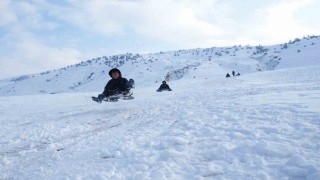 Kendi pistlerinde kayan Muşlu çocukların eğlenceli anları
