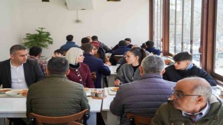 Kent Lokantasında vatandaşlarla birlikte yemek yedi