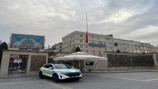 Kentlerde bayraklar yarıya indirildi